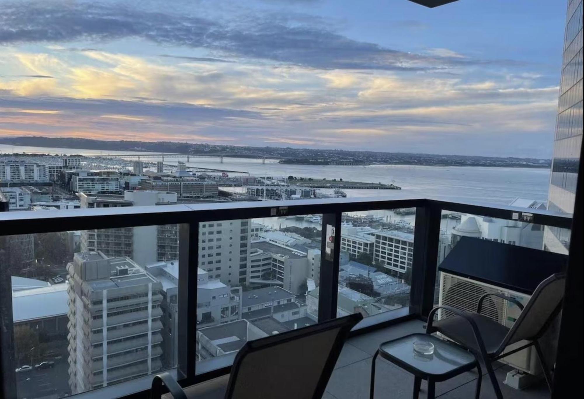 Magnificent Harbour View Skytower View Apartment In Cbd Auckland Exterior photo